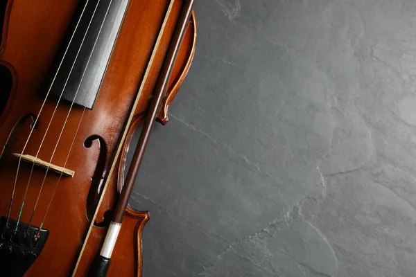 Klassische Geige Und Bogen Auf Grauem Steinhintergrund Nahaufnahme Raum Für — Stockfoto