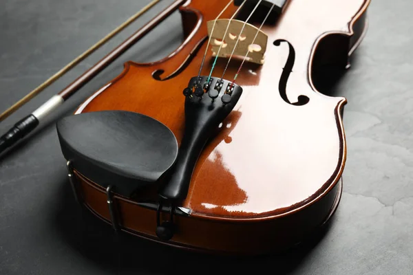 クラシックバイオリンと灰色の石の背景に弓 クローズアップ — ストック写真