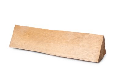 Beyaz arka planda yakacak odun kes. Kışın ısınma