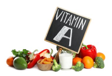 Beyaz zemin üzerinde VITAMIN A ifadesi ve yeni ürünler olan tebeşir tahtası