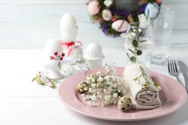 Güzel çiçek desenli Paskalya sofrası