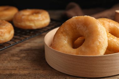 Lezzetli çörekler ahşap masada, yakın plan.