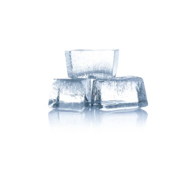 Beyaz üzerinde kristal berrak buz küpleri