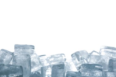 Beyaz üzerinde kristal berrak buz küpleri