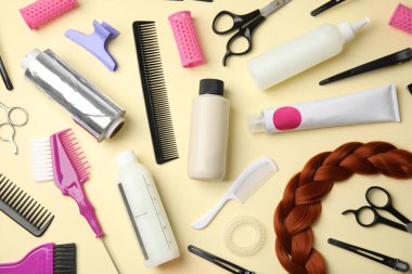 Açık arkaplanda saç boyama için profesyonel araçlar, düz uzanma