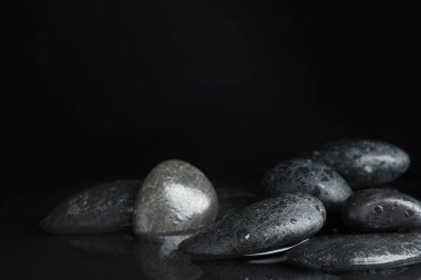 Siyah zemin üzerinde suda taşlar, metin için boşluk. Zen yaşam tarzı