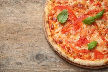 Lezzetli pizza Margherita, ahşap masa, üst manzara. Metin için boşluk