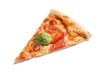 Lezzetli bir pizza dilimi. Margherita beyaz üzerine izole edilmiş.