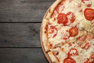 Lezzetli pizza Margherita, ahşap masa, üst manzara. Metin için boşluk