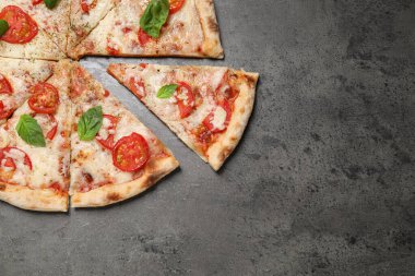 Gri masadaki Margherita pizzası nefis. Metin için boşluk