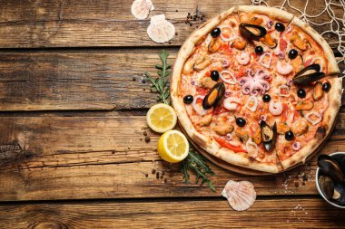 Tahta masada nefis deniz ürünleri pizzası. Metin için boşluk