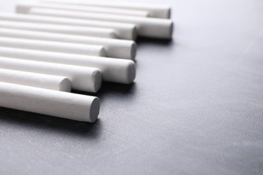 Tahtaya beyaz tebeşir parçaları, yakın plan. Metin için boşluk