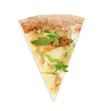 Beyaz üzerine izole edilmiş roka ile dilimlenmiş leziz peynirli pizza.