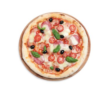 Lezzetli pizza Diablo beyaz manzarada izole edilmiş.