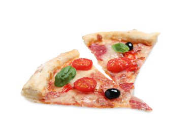 Lezzetli pizza dilimleri. Diablo beyaz üzerine izole edilmiş.