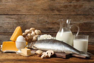 Tahta masada D vitamini bakımından zengin taze ürünler.