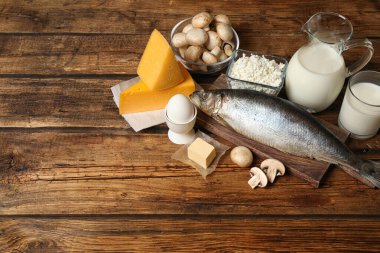 Tahta masada D vitamini bakımından zengin taze ürünler. Metin için boşluk