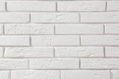 Arka planda beyaz tuğla duvar var. Basit tasarım