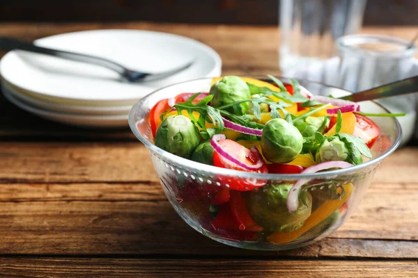 Leckerer Salat Mit Rosenkohl Auf Holztisch Serviert — Stockfoto