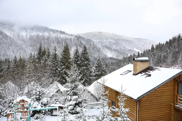 Schöne Landschaft Mit Hütte Einem Verschneiten Wintertag — Stockfoto