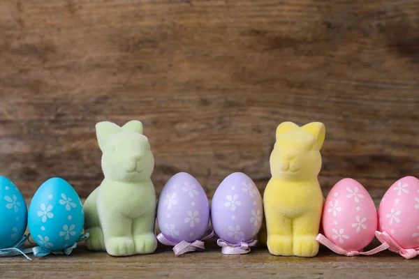 复活节兔子和涂在木制背景上的彩蛋 — 图库照片