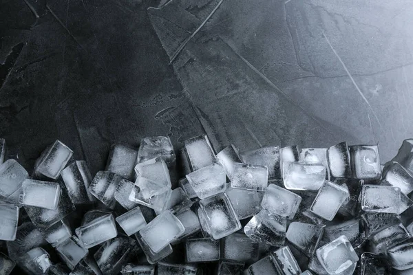 Cubos Hielo Mesa Gris Puesta Plana Espacio Para Texto — Foto de Stock