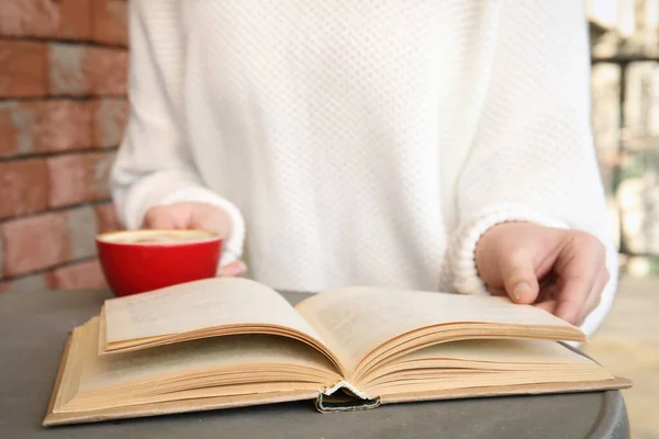 Mujer Con Taza Libro Lectura Café Mesa Aire Libre Primer — Foto de Stock
