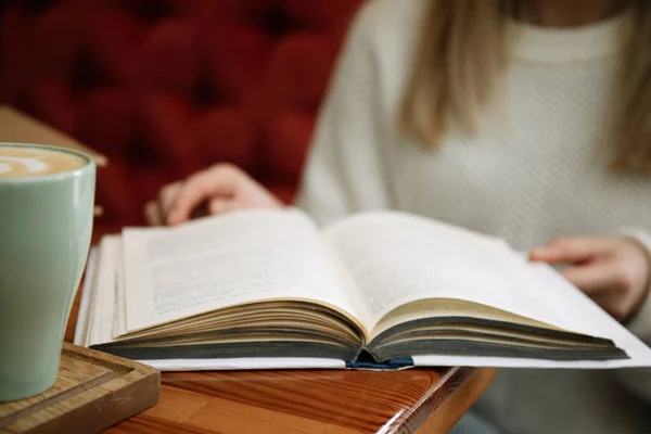 Mujer Leyendo Libro Mesa Interior Primer Plano — Foto de Stock