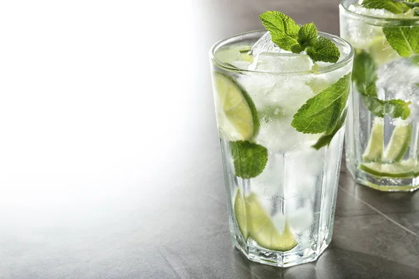 Gustoso Cocktail Mojito Con Cubetti Ghiaccio Sul Tavolo Grigio Chiaro — Foto Stock