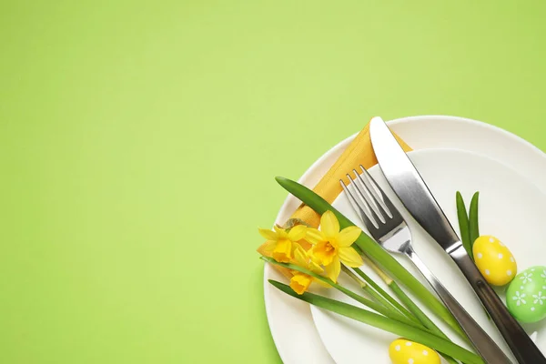 Feestelijke Paastafel Met Prachtige Narcissen Beschilderde Eieren Bovenaanzicht Ruimte Voor — Stockfoto