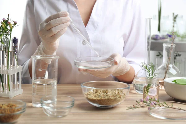 Cientista Desenvolvendo Produto Cosmético Laboratório Close — Fotografia de Stock