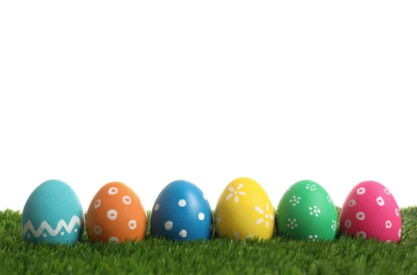 Beyaz Arka Planda Yeşil Çimlerde Renkli Paskalya Yumurtaları — Stok fotoğraf