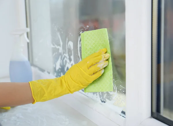 Kobieta Sprzątanie Okna Szmatą Widok Bliska — Zdjęcie stockowe