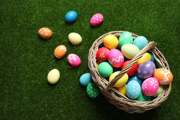五彩缤纷的复活节彩蛋在绿草篮里 俯瞰上方 — 图库照片