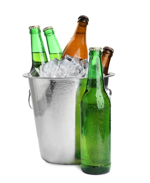Metalowe Wiadro Butelkami Piwa Kostek Lodu Izolowane Biało — Zdjęcie stockowe