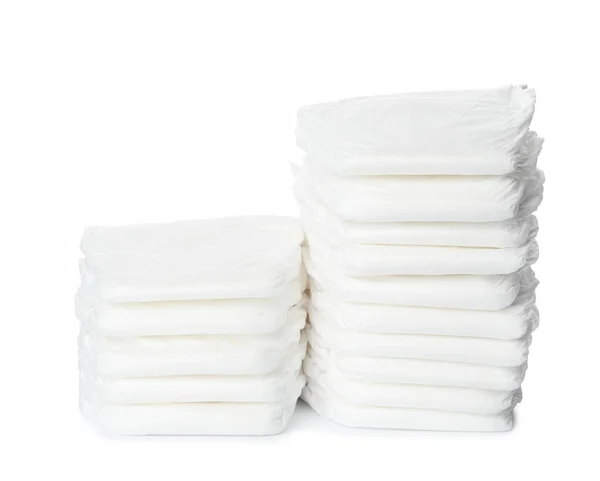 一堆堆被白色隔离的婴儿尿布 — 图库照片