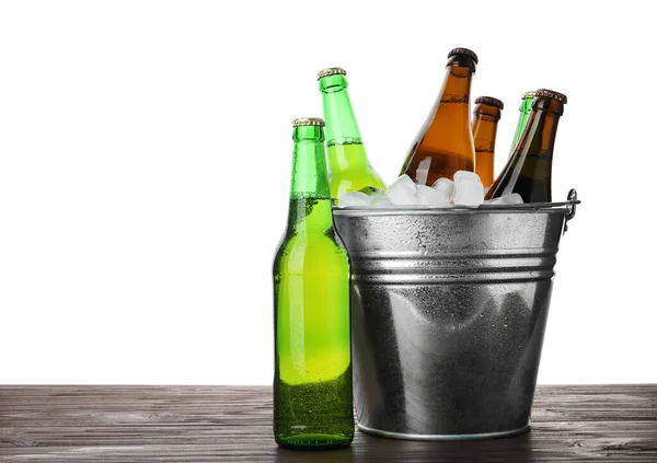 Metalleimer Mit Bierflaschen Und Eiswürfeln Auf Holztisch Vor Weißem Hintergrund — Stockfoto