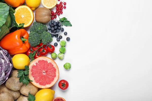Beyaz Arka Planda Vitamini Bakımından Zengin Farklı Ürünler Üst Görünüm — Stok fotoğraf