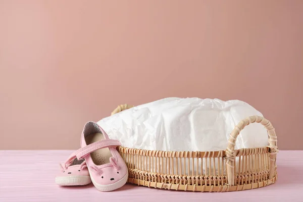 Bandeja Com Fraldas Para Bebês Sapatos Infantis Mesa Madeira Contra — Fotografia de Stock