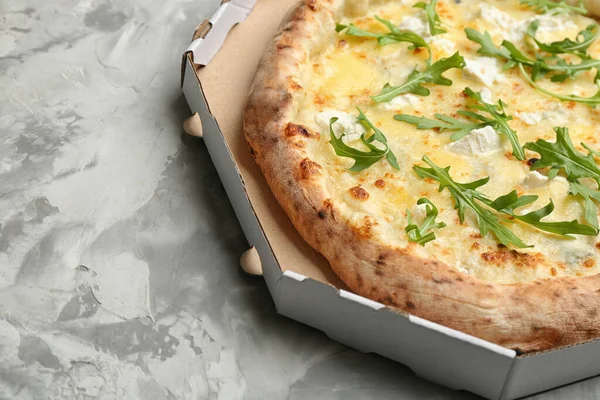 Heerlijke Kaaspizza Met Arugula Afhaaldoos Grijze Tafel Close — Stockfoto