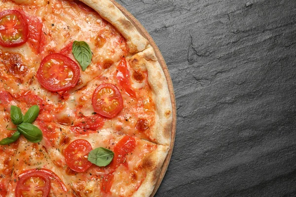 Deliciosa Pizza Margherita Sobre Mesa Gris Oscuro Vista Superior Espacio — Foto de Stock