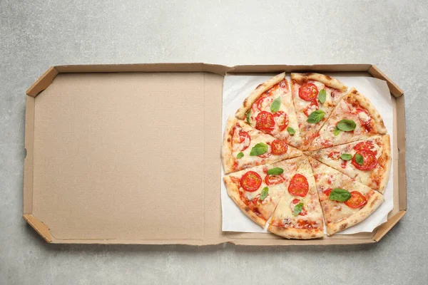 Deliciosa Pizza Margherita Caja Sobre Mesa Gris Claro Vista Superior — Foto de Stock