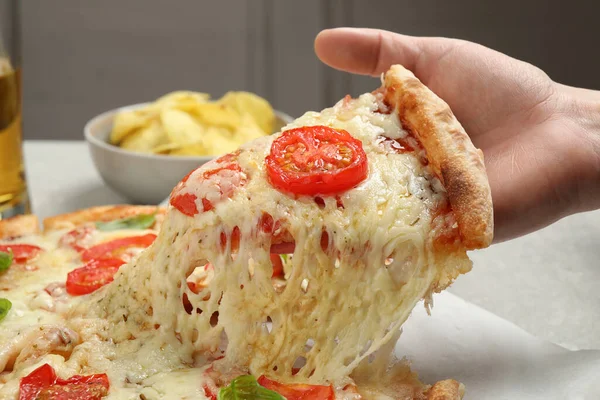 Vrouw Nemen Slice Van Heerlijke Pizza Margherita Aan Tafel Close — Stockfoto