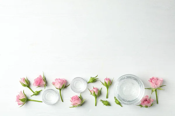 Płaska Kompozycja Świecka Żelem Kosmetycznym Pięknymi Kwiatami Białym Drewnianym Stole — Zdjęcie stockowe