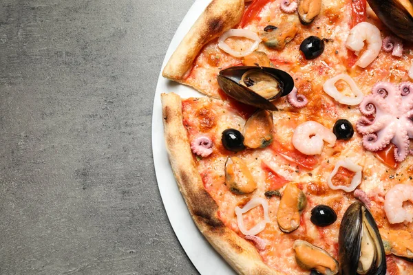 Вкусная Пицца Морепродуктов Сером Столе Вид Сверху — стоковое фото
