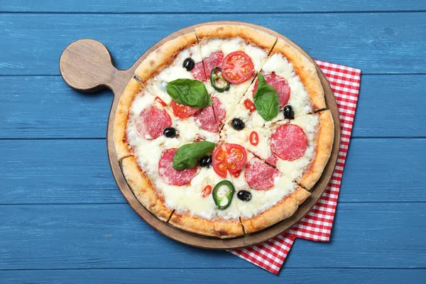 Délicieuse Pizza Diablo Serviette Sur Fond Bleu Bois Vue Dessus — Photo