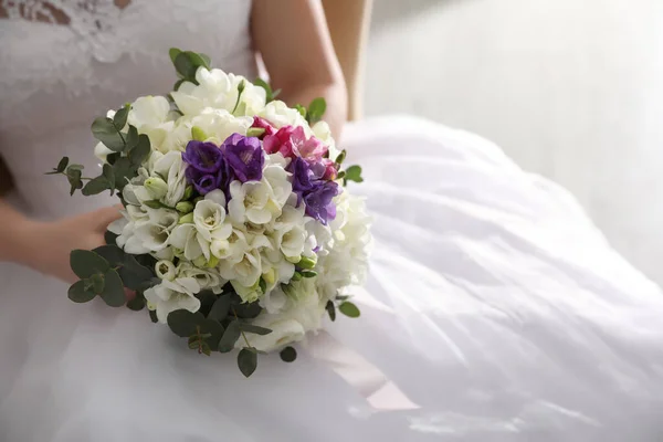 Mariée Tenant Beau Bouquet Avec Printemps Freesia Fleurs Gros Plan — Photo