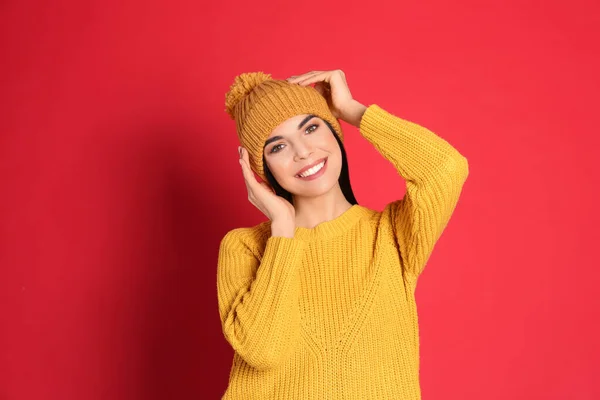 Giovane Donna Indossa Maglione Caldo Cappello Sfondo Rosso Stagione Invernale — Foto Stock