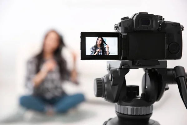 Joven Blogger Grabando Video Cafetería Enfócate Pantalla Cámara — Foto de Stock