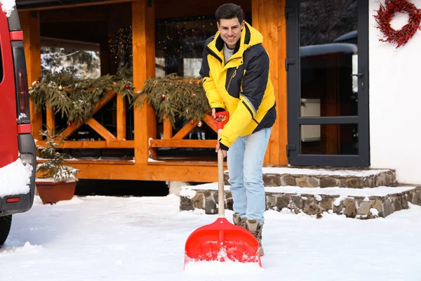 Homem Removendo Neve Quintal Casa Com Dia Inverno — Fotografia de Stock